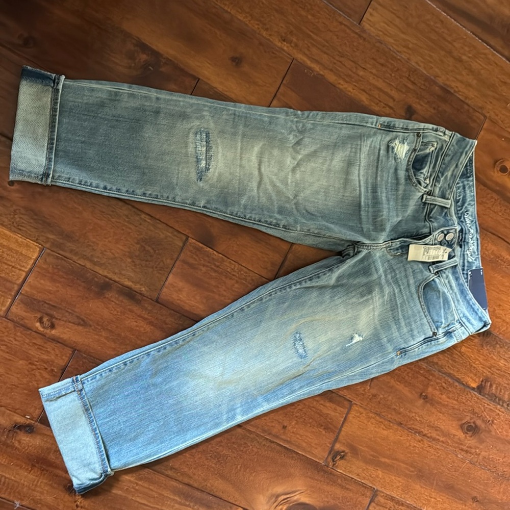NWT American eagle size 8 artist crop cuffed jeans.